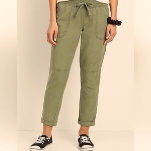Maurices Pull-on weekender pant in olive size 6